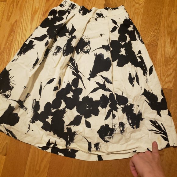 4/$20 White Skirt Navy Flower Print - Picture 6 of 6